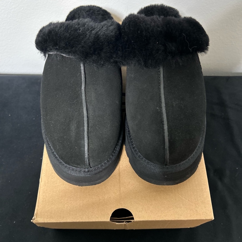 UGG Fur Slipper ! BRAND NEW !!! Never Worn !!! Black . Size 9.